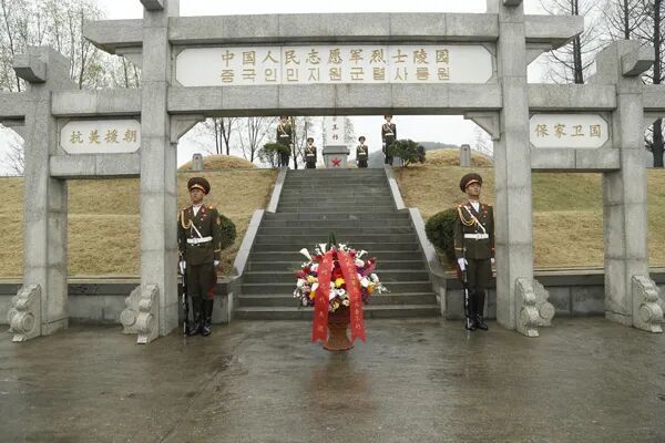 王毅前往平壤东部江东郡祭扫中国人民志愿军烈士陵园，陵园内四座合葬墓内长眠着1383名志愿军烈士