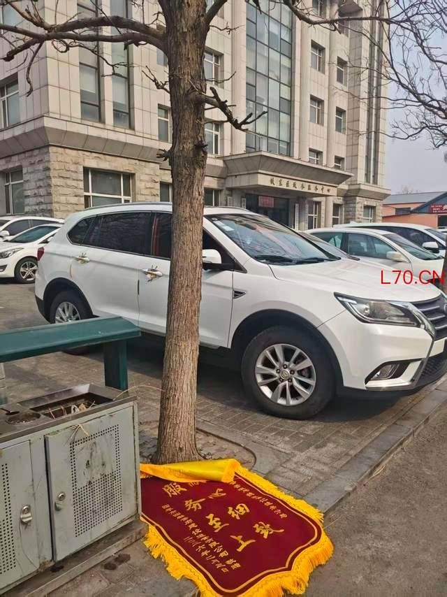 相关单位回应锦旗被扔垃圾桶旁