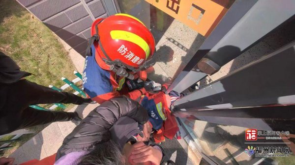 福州＂小孩哥＂卡门缝，消防员一句＂锯掉＂让他当场破防
