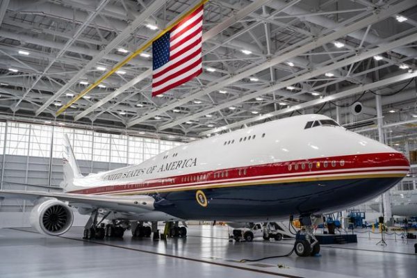 结束G7集团峰会后，美国总统更换专机，外媒：启用空军一号过渡型