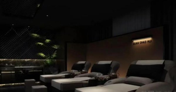女子称未着衣物被洗浴中心男员工看光，工作人员回应：男子是去检查设备的
