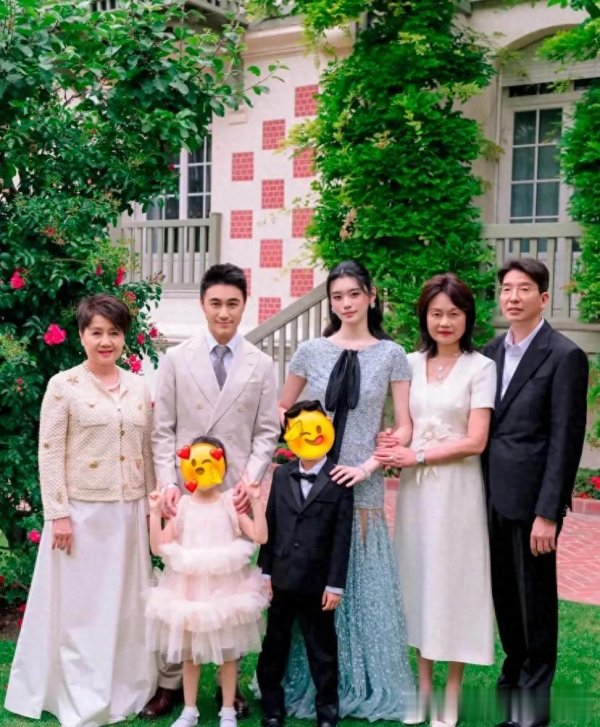 何猷君奚梦瑶婚礼前晚宴, 四太与亲家到场见证, 一对儿女当花童